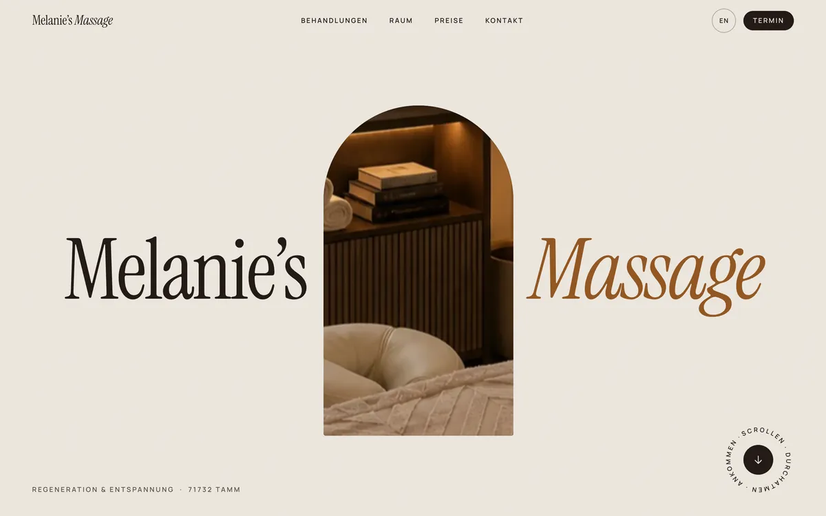Startseite mit Bogenfenster zwischen »Melanie’s« und »Massage«